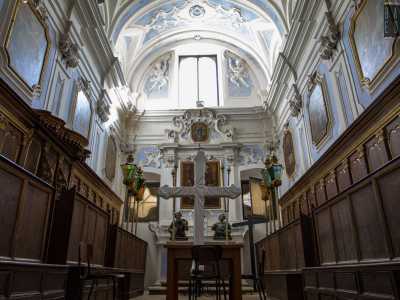 E da questo punto, attraverso una porta alla destra dell�altare, accediamo alla parte pi� inedita della chiesa, quella che custodisce un sorprendente oratorio